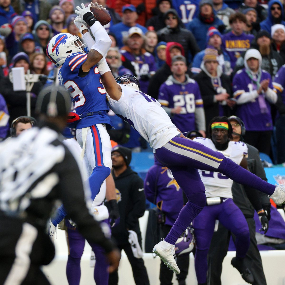 NFL's tweet image. The Vikings and Bills played one of the most memorable games of all time. #MINvsBUF 

Here's how it went down. (THREAD ⬇️)