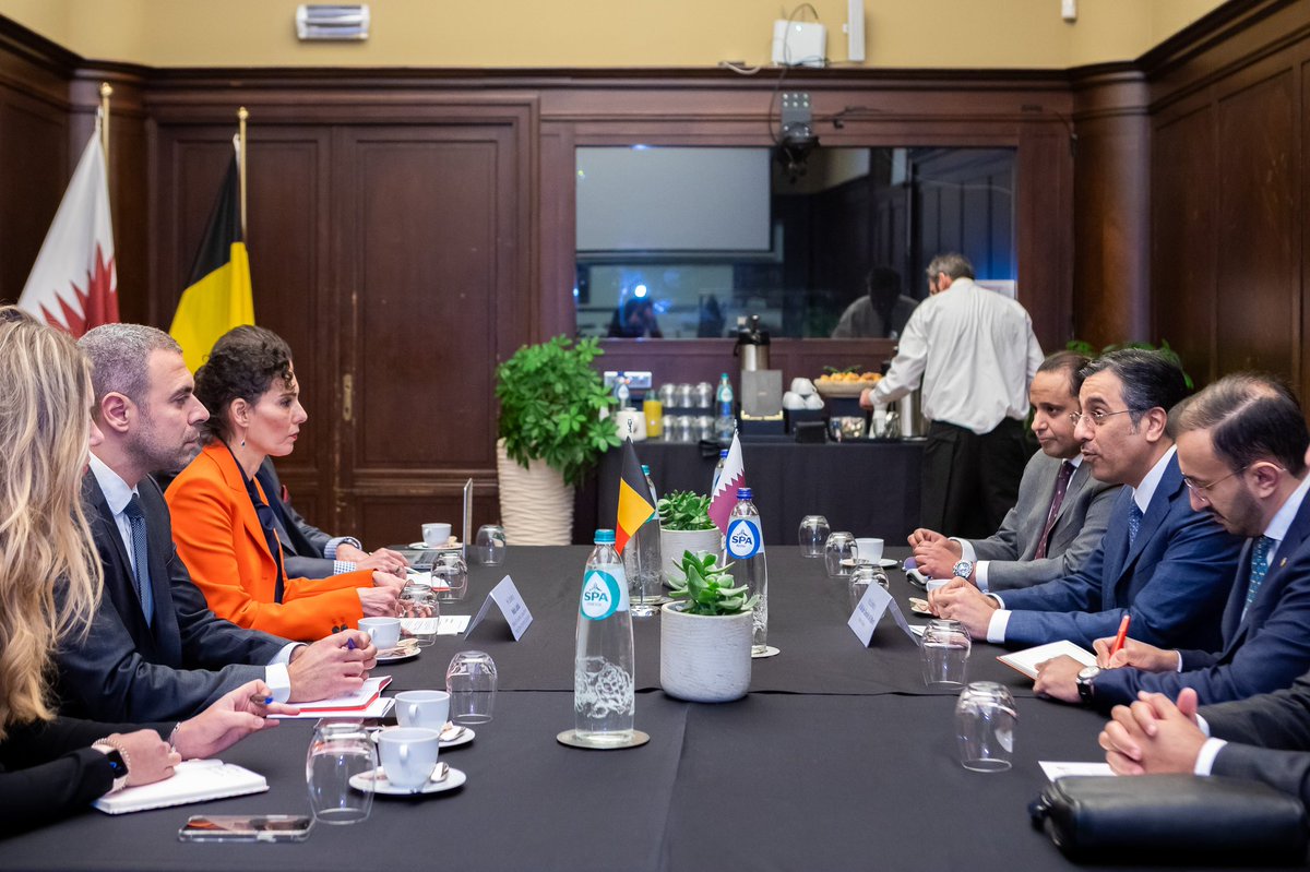 Lors de ma rencontre avec M. Al Marri, ministre du travail du Qatar, nous avons abordé les droits humains, y compris les droits des femmes et des LGBTIQ+. J'ai indiqué que la Belgique reconnaît les progrès significatifs du Qatar en matière de droits du travail et humains… (1/2)