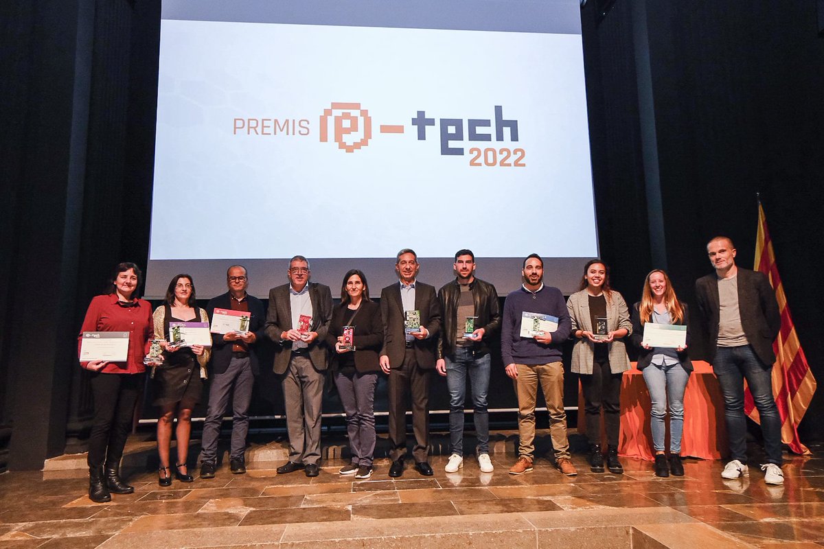 DiputacioGirona's tweet photo. 📲Lliurament dels #PremisETECH2022, que reconeixen els millors projectes relacionats amb les #novestecnologies a la demarcació.
🏅El diputat Jordi Xargay hi entrega el premi a la millor iniciativa en l'#administraciólocal a la Fundació Salut Empordà i @eurecat_news per eVisió. https://t.co/IRd68rOr0z