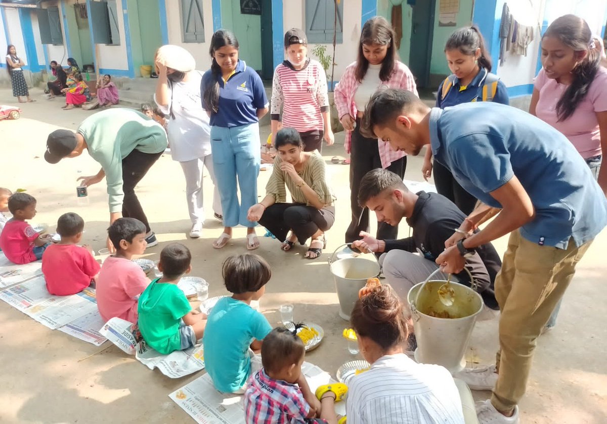 NInspiria's tweet photo. @NInspiria Successful organized  Second Drive “Food Distribution Drive” . Nss Volunteer distributed Food(Khichri) to the homeless people living around the Darjeeling More of Siliguri on 12th November 2022...

#nss #nssinspiria #nssunit #nss_siliguri #food_distribution_drive https://t.co/ksy1VcQtNd