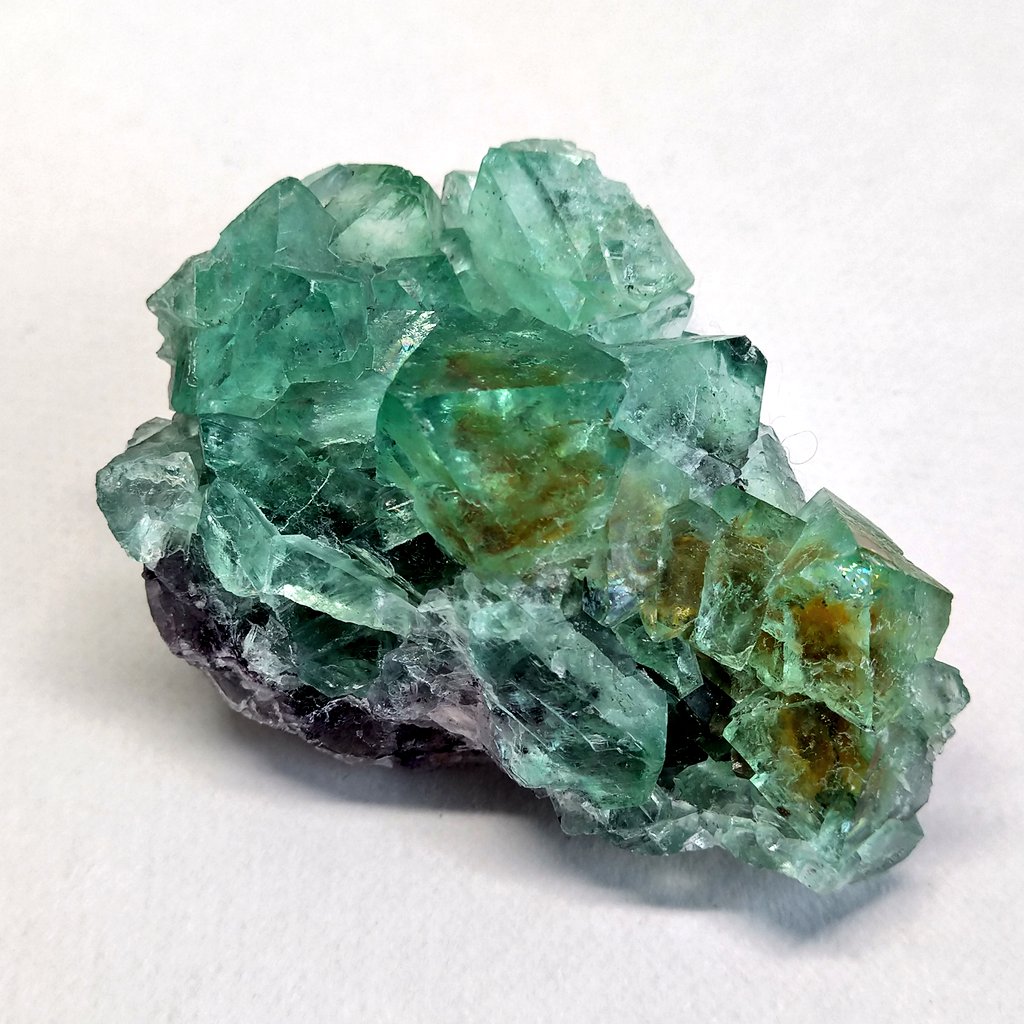 sznm8's tweet photo. 初めて手に入れた石は、左のニューメキシコ産のフローライト。キャビネットサイズの。今は5cm以内の石を並べて眺めるのが好きかな。
右の透明感のあ���グリーンのは南アフリカ産。
#いい石の日　
#フローライト https://t.co/JjyP4Pylzo