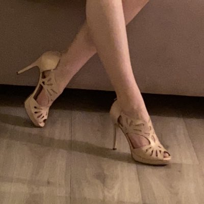_LadyAnnabella's tweet photo. #NeuesProfilbild
#heels #feetworship #fetish #femdom #findom https://t.co/xnlL78fAdD