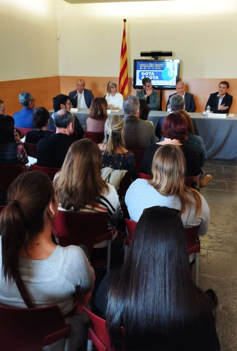 vallesbot's tweet photo. Avui hem presentat a @LaRocaV la sisena edició de la Vallèsbot. Enguany, proposem un repte en majúscules: l'aigua. Amb el títol "Gota a gota", ja tenim ganes de descobrir els projectes que ens presentaran els centres participants. https://t.co/mLFKYp9Nsh
