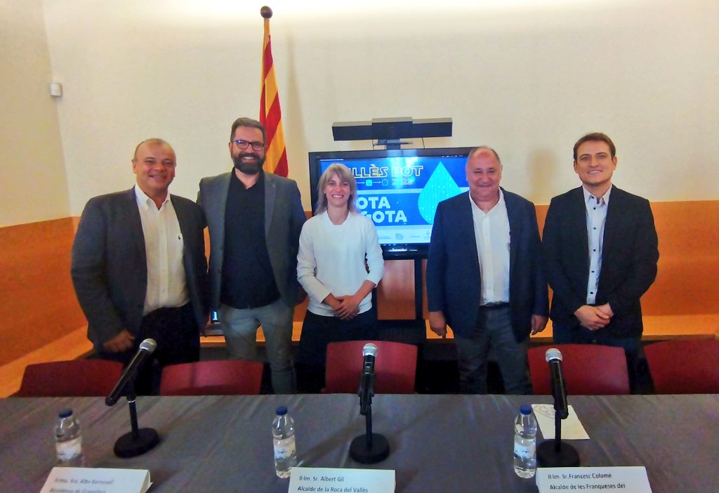 vallesbot's tweet photo. Avui hem presentat a @LaRocaV la sisena edició de la Vallèsbot. Enguany, proposem un repte en majúscules: l'aigua. Amb el títol "Gota a gota", ja tenim ganes de descobrir els projectes que ens presentaran els centres participants. https://t.co/mLFKYp9Nsh