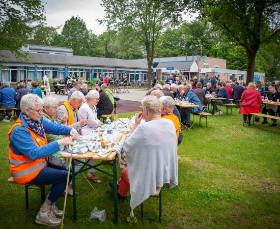 In België kijken ze anders tegen vrijwilligerswerk aan dan in Nederland, ontdekte SESAM-adviseur <a href="/HelenEggenkamp/">Helen Eggenkamp</a>. "Daar noemen ze het nu 'vrijwilligen', schrijft ze in haar blog. 
sesamacademie.nl/pages/sesam/Ac…