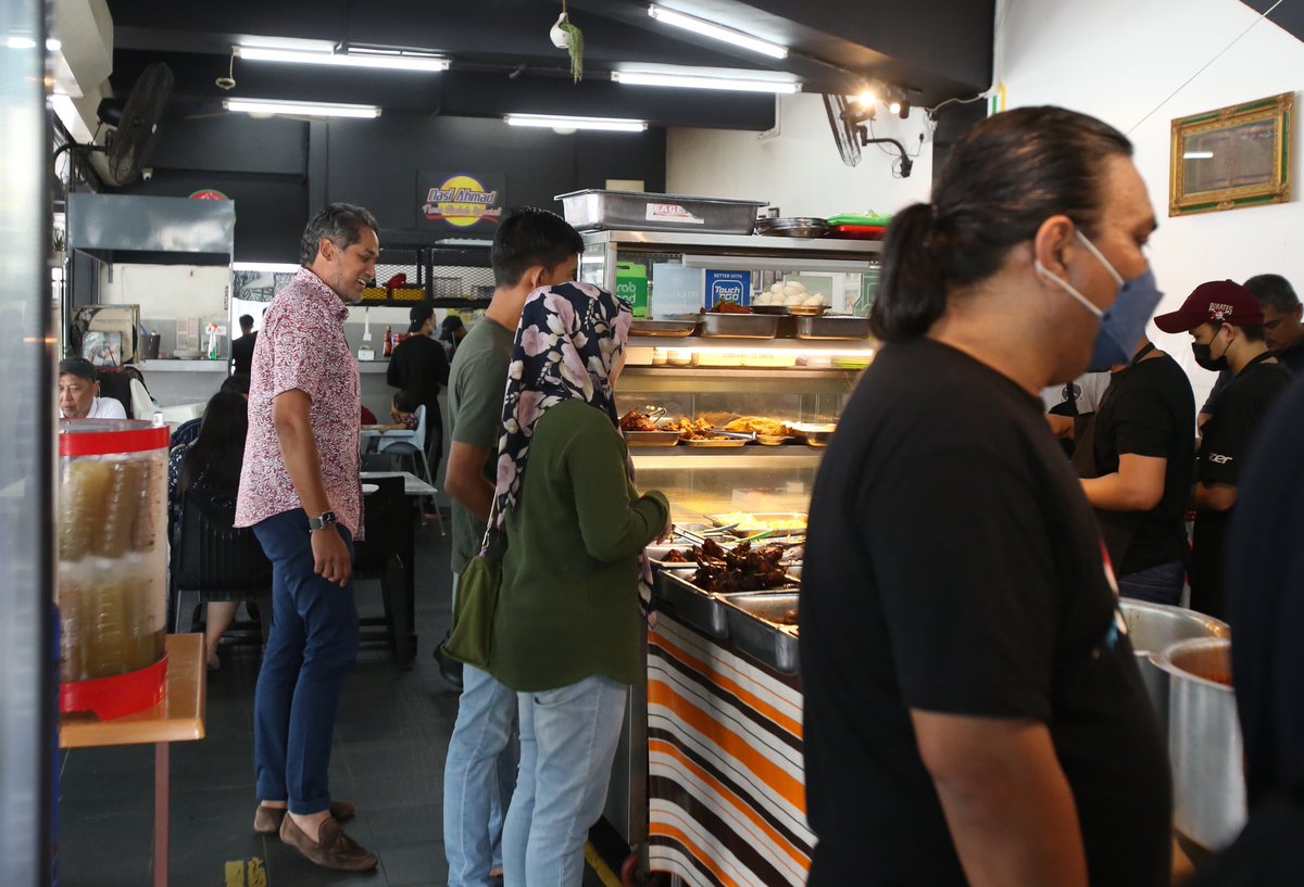 Khairykj's tweet photo. Pekena Nasi Ahmad di Kota Damansara tengah hari tadi. Bawang goreng memang suurrr. Sangat banyak pilihan makanan di sini. Sungai Buloh folks are spoilt for choice and I’m falling even more in love with this place! #KJ4SB #KitaJagaSungaiBuloh https://t.co/trKvsS0UXb