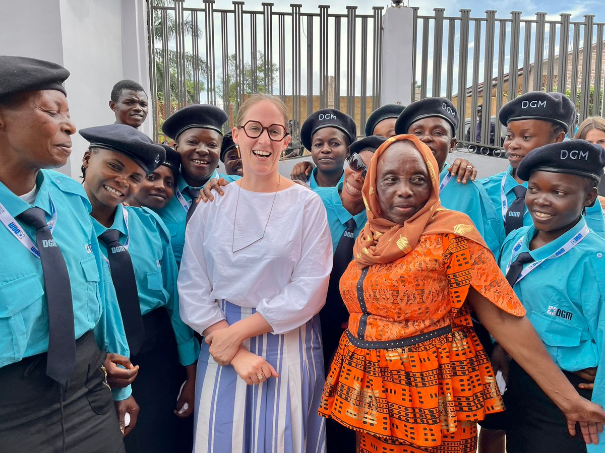 Deze dames werken voor de Congolese Dienst Vreemdelingenzaken (DCM). Dienst die streeft naar een gecontroleerd migratiebeleid. Congo heeft 10.000 km grens. Deze dienst zet ook in op vervrouwelijking van hun medewerkers. Fijn hen te ontmoeten.