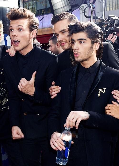 niksiadun's tweet photo. this fandom changed my life. forever lucky to be a part of it.

I'm voting for #OneDirection "Story Of My Life" (2013) for #AMAsFanFavorite             performance at the #AMAs https://t.co/rzrOiR4IWM