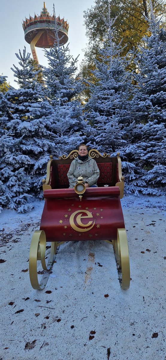 SaskiaPanterSch's tweet photo. Is het toch ineens volop winter om de hoek bij mij in @Efteling. De temperatuur deed al een beetje mee. #ZininKerst #Efteling #WinterEfteling https://t.co/hI3bwGSqDg