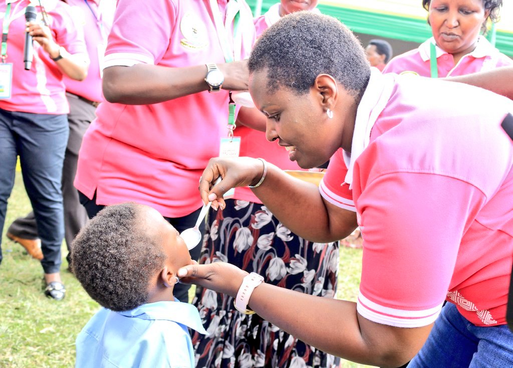 CyanzarweSector's tweet photo. Abaturage bibukijwe uko bakaraba intoki,uko bategura indyo yuzuye ndetse n'uko bakomeza kwita ku suku mu ngo zabo bagira ubwiherero bwujuje ibisabwa. Mu rwego rwo guharanira ubuzima bwiza kandi hatanzwe ibinini by'inzoka ku bato n'abakuru.@RwandaHealth @RBCRwanda @RubavuDistrict https://t.co/2BTYwW4tTH