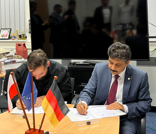 LabMathur's tweet photo. We're excited to announce Prof. Mathur is now on the Scientific Advisory Board of Saule Technologies @SauleTech, and the Saule Research Institute #SRI establishment started at the University of Cologne.
#Perovskite_solar_cells #Scale_up #Commercial_Perovskites #Photovoltaics https://t.co/xZZ7IX6cpz