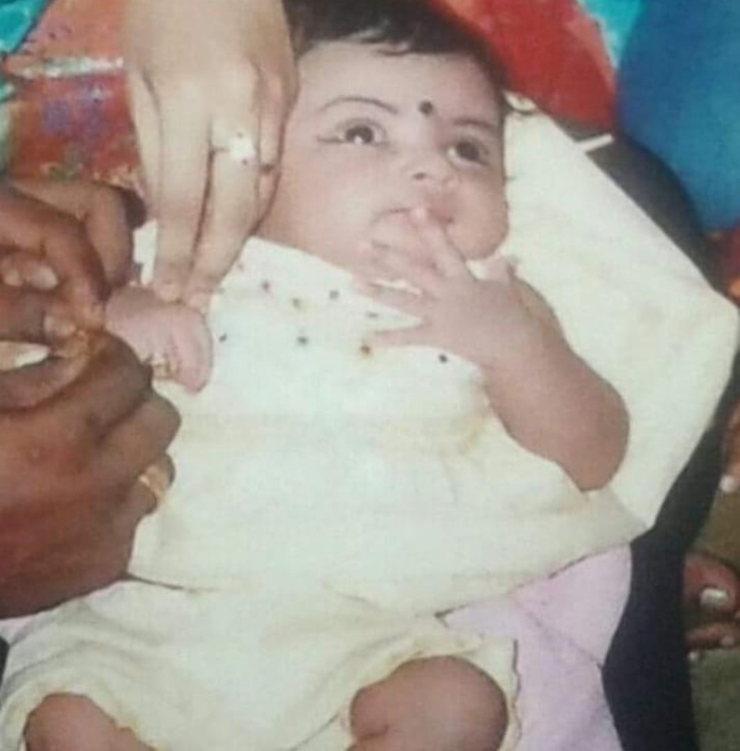 _Sreeya__'s tweet photo. Happy Children’s day ❤️✨
1st pic: anga enna therigiradhu🤔
2nd pic: Enakku teeth vanthuruch paarungaa😂😂 https://t.co/Y4kvMzv3IC
