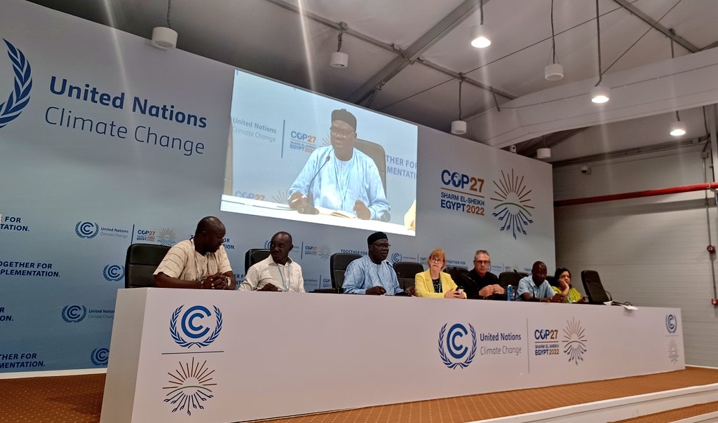 UKFarmingUnions's tweet photo. The first panel featured farmers from 🇹🇩🇺🇬🇨🇦🇮🇳🇷🇼🇨🇩

Panelists highlighted the many challenges they are already facing due to climate change, the methods they are applying to improve resilience and how investment is needed to support adaptation 👩‍🌾

#FarmersatCOP https://t.co/ATdaGLtd46