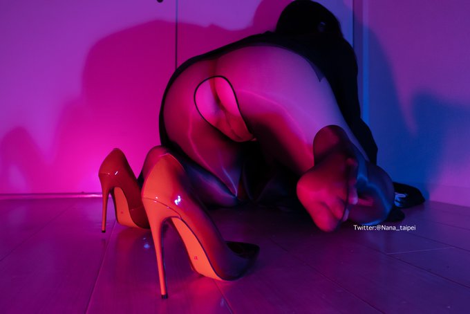 修女不小心摔倒了，你可以扶她起來嗎😉  The nun accidentally fell, can you help her up😉 https://t.co/HVLVFtRJmg