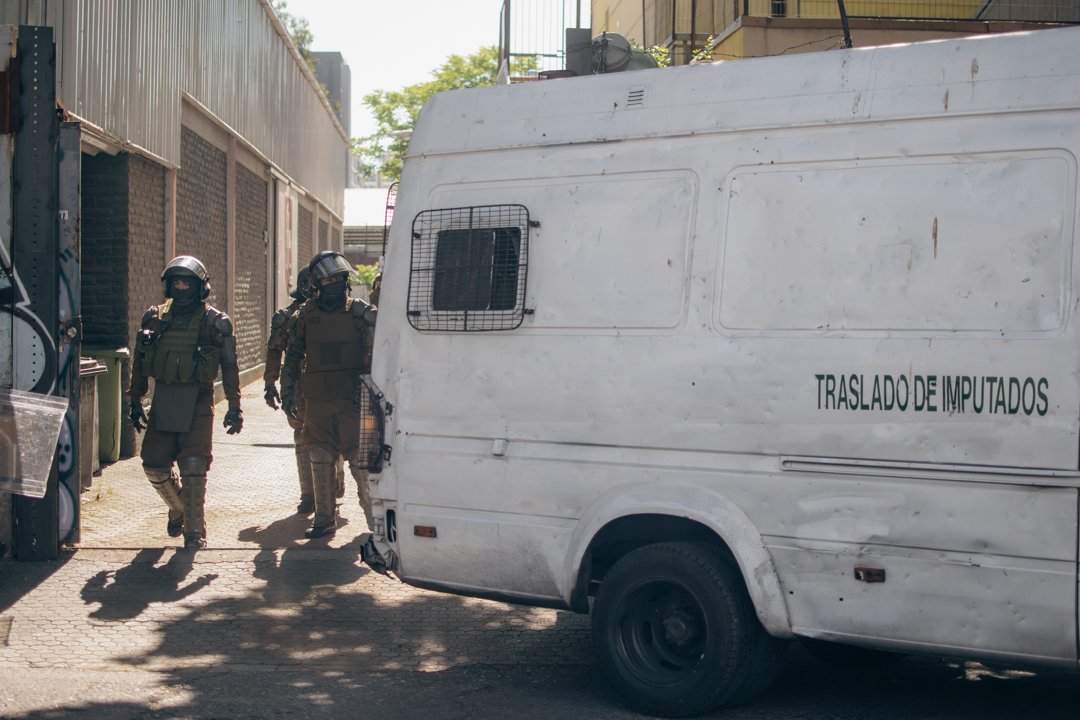 UltimaHoraNotis's tweet photo. Nacional🔴⚫

Incidentes en cercanías del Liceo Confederación Suiza.

Hay 12 detenidos y desvíos de tránsito en el recinto educacional de Ñuñoa se registran desórdenes y enfrentamientos con Carabineros. Se suspendieron las clases.

JC 

📸@pirinostroza
#LaSintoníaGrande https://t.co/G16jRyt4lH