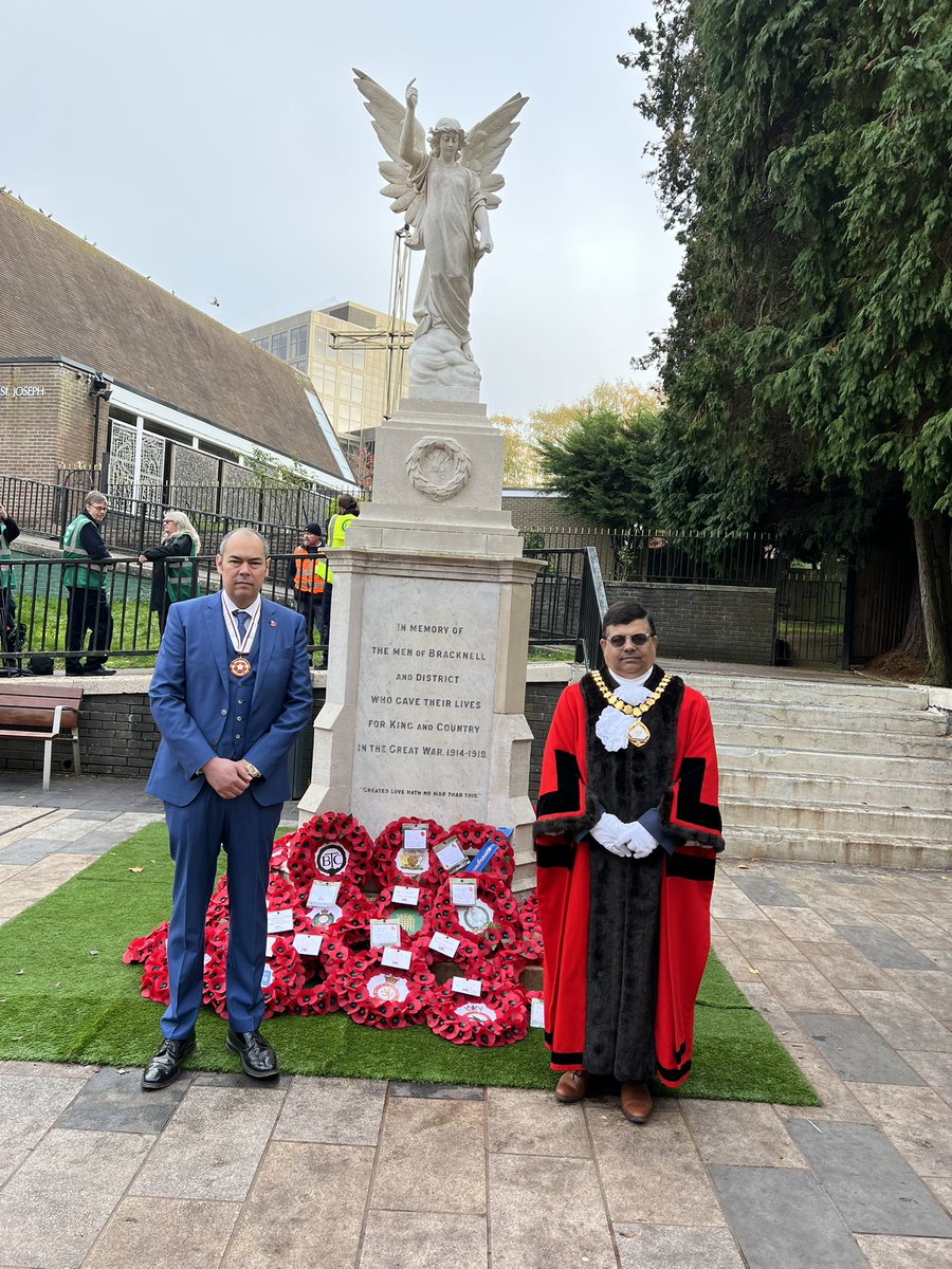 Honoured to lay a wreath at #remembranceday event at Bracknell Town Centre yesterday as <a href="/MayorBFC/">Mayor of Bracknell Forest</a> with Deputy Lieutenant Sean Taylor &amp; other dignitaries &amp; groups. It was a poignant yet pious moment with hundreds maybe thousands of people joining us on the march route#lestweforget