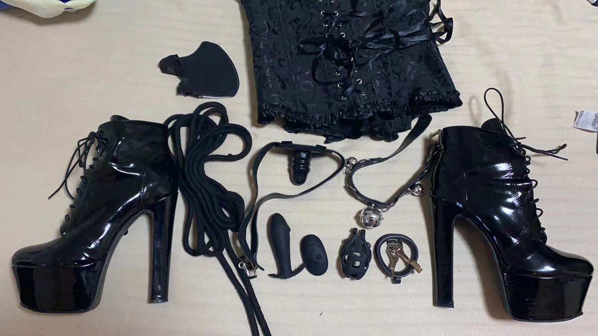 时隔许久终于回北京了，浅玩一波。具体道具如下：嘴巴佩戴阳具口塞用口罩盖住，铃铛项圈，强力束腰强迫自己无法弯腰，前锁后塞遥控震动，绳子捆住自己膝盖部位强迫自己只能小步走路，配合长裙以及超高高跟鞋。任务：下楼去几百米远处扔垃圾