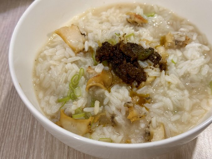 空前のお粥ブーム。 鮑が捨値で売られていたので中華だしを使って即席鮑粥を炊いてみました。 肝はバターでとろとろ炒めてペースト状にして濃厚アクセントに。  うまー！ あわびちゃんえろー！ https://t