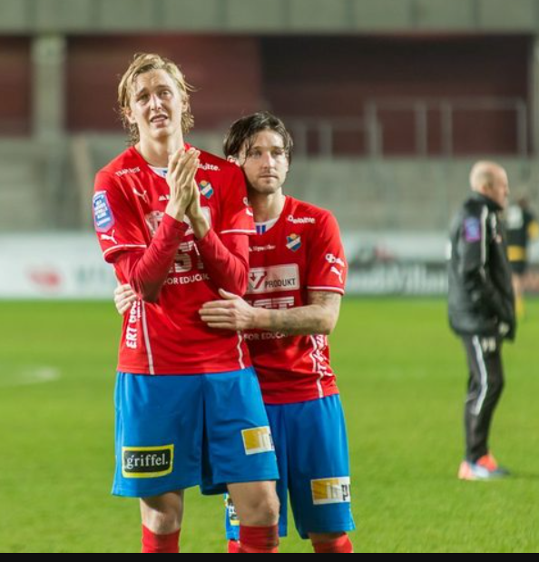 Tråd!
Det här är Joakim Lindner gråtandes för åtta år sedan. Då hade han precis varit med spelat ner i Division 1, ett nedlerlag vi mer eller mindre har sviter kvar från fortfarande.