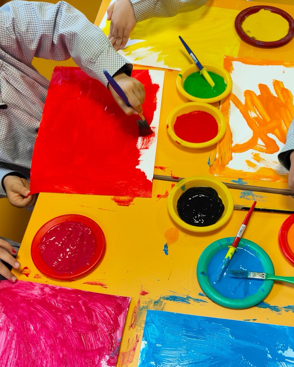 ColeSantaGema's tweet photo. Los alumnos de 5 años llevamos varias semanas inmersos en la obra de #Kandinsky. Hemos descubierto las figuras que lo forman y lo que son los círculos concéntricos. Finalmente, entre todos, hemos creado nuestra propia obra y nos ha quedado preciosa. https://t.co/m9oBmVWqbm
