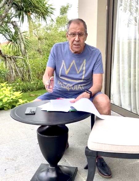 iPhone утастай, i watch зүүчихсэн, бас болоогүй Америк зураачийн нэр бүтээлтэй цамц өмсчихсөн, тэгсэн мөртлөө Америк, барууныг үзэн ядна.
Дундаж дебиль ороzын нийтлэг дүр шдээ.