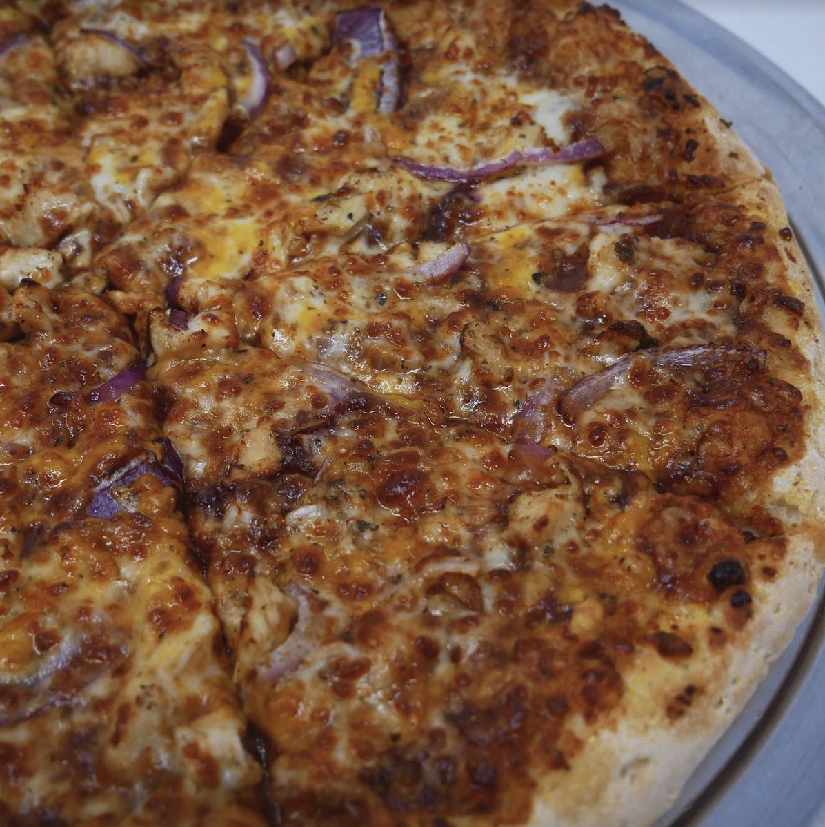 POTW 50% Off all Week: Dixie Chicken
Passcode: The Plot Chickens
Online: No Promo Code Needed!
WHAT’S ON IT:
Chicken
Red Onions
Wisconsin Cheddar
BBQ Sauce