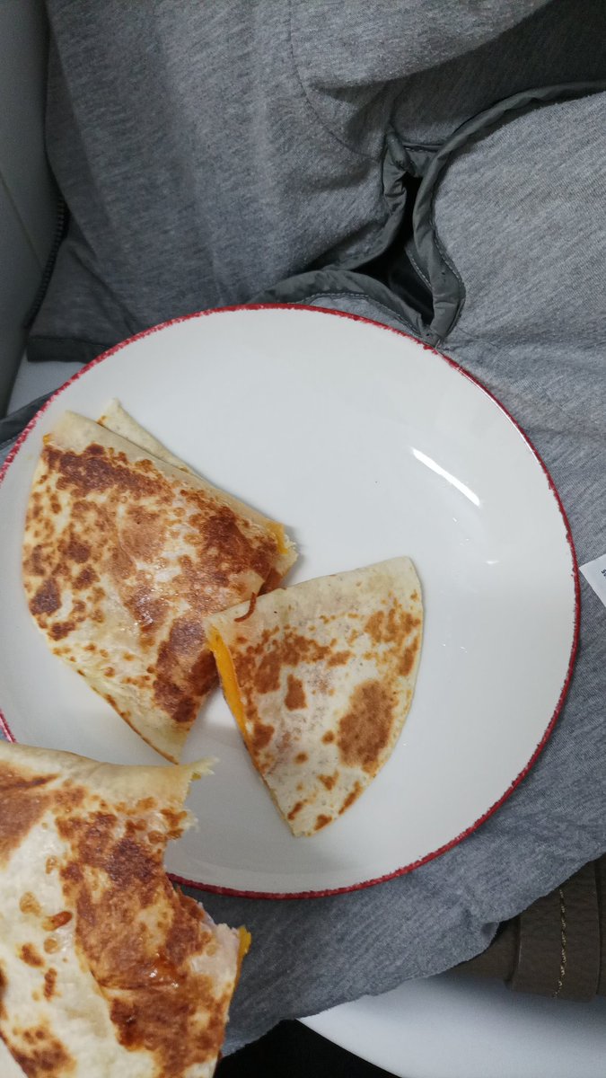 me hicieron quesadillas en el trabajo hoy para comer