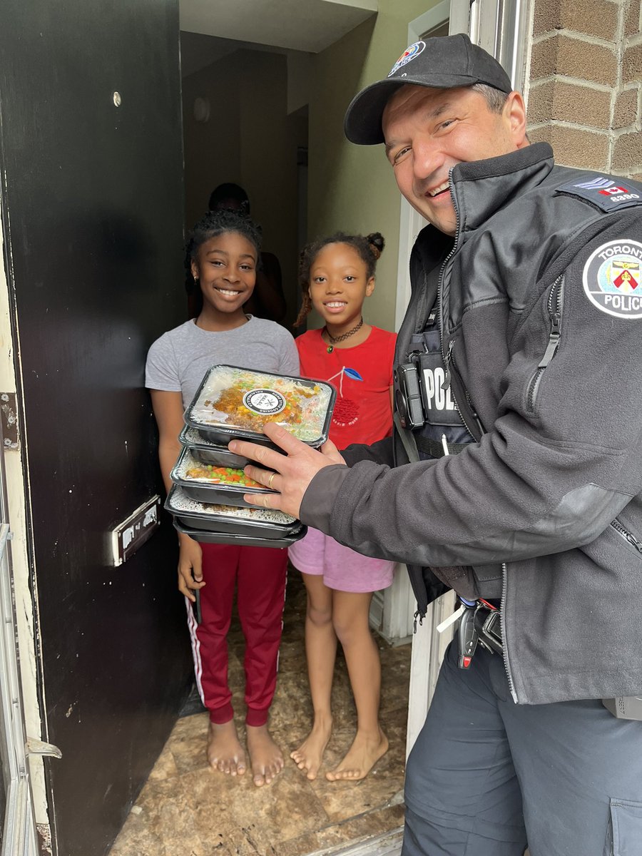 Special Thank you to @HalalMealsTO for Supporting 23 Division’s “World Kindness Day” Meal distribution!!! Great People & Great Meals!!! @TPS23Div @TorontoPolice @TPAca @TPS_CPEU @CopWithTheHair @engage416 @wearehumaniti #torontopolice #community #sharekindness #WorldKindnessDay
