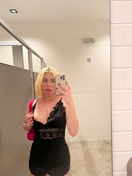 if ur ever wondering y there&rsquo;s a hold up in the club toilets https://t.co/kEUugH2T9P<a href="/tag/festival"class="tags"><span>#festival</span></a><a href="/tag/rollingloudportugal"class="tags"><span>#rollingloudportugal</span></a>