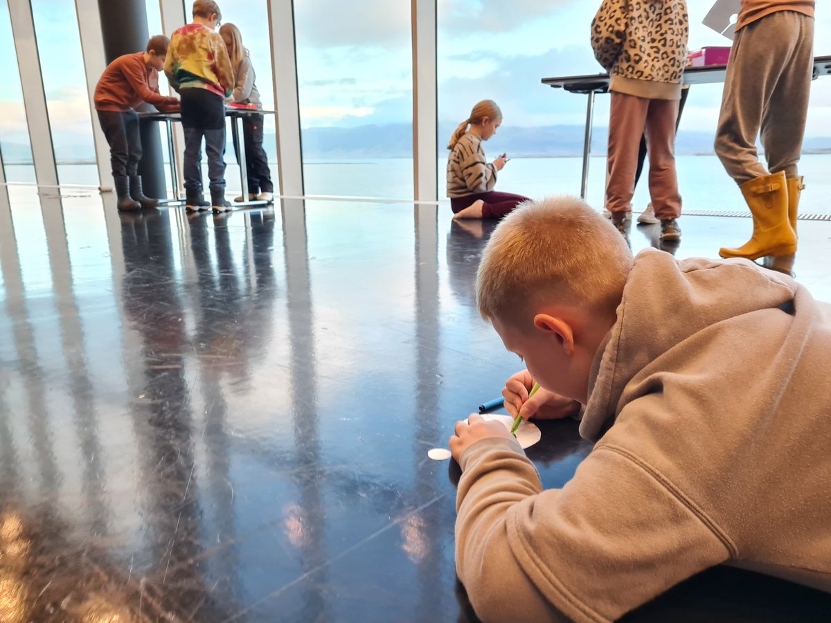 mjbswift's tweet photo. Skemmtileg smiðja í dag þar sem þátttakendur föndruðu líkan af Jörð og Tungli í réttum hlutföllum. #menntaspjall https://t.co/ZkTEpLrkTZ