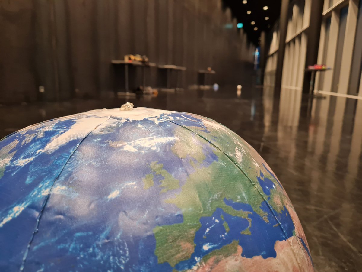 Skemmtileg smiðja í dag þar sem þátttakendur föndruðu líkan af Jörð og Tungli í réttum hlutföllum. #menntaspjall