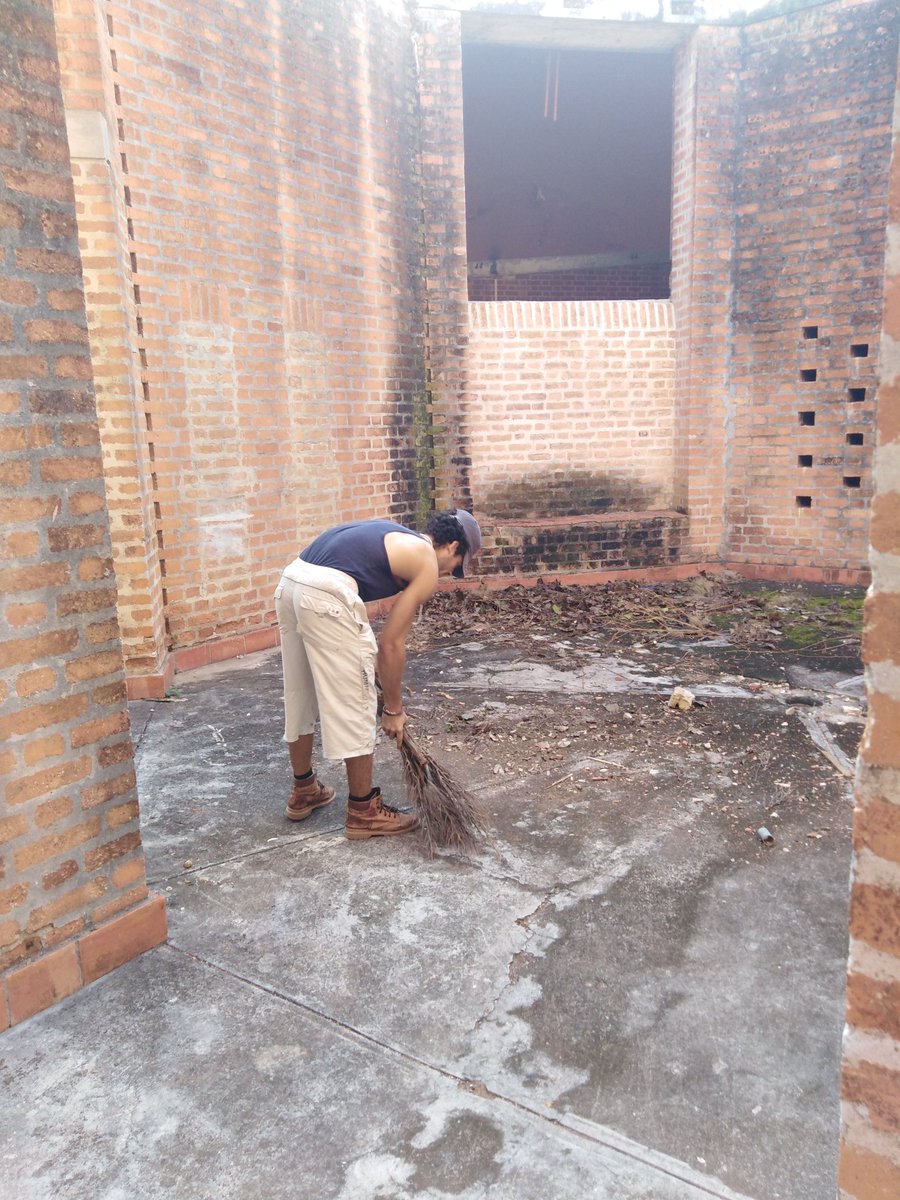 fatproyecto's tweet photo. ¿QUE NO BAJE EL TELÓN?
Se continúa en las labores de mantenimiento de la limpieza en los diferentes bloques de la Facultad de Arte Teatral de la Universidad de las Artes #ISA.
#patrimoniohabana #italiaycuba #teatrocubano #museodeplaya https://t.co/HYXuKN0H8Q