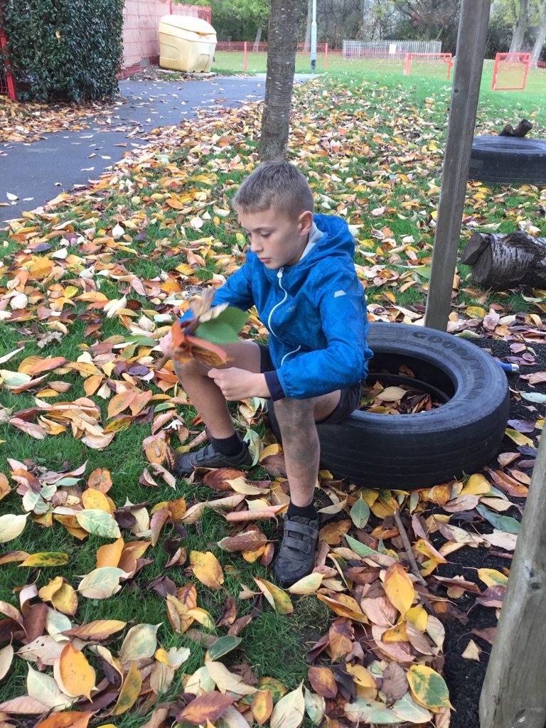 IPMATTowngate's tweet photo. In their first week of Forest School #class56TPA enjoyed collecting natural materials to make their own fireworks. #Eliteforestsch #OutdoorlearningTPA https://t.co/ASqBeyUZUC