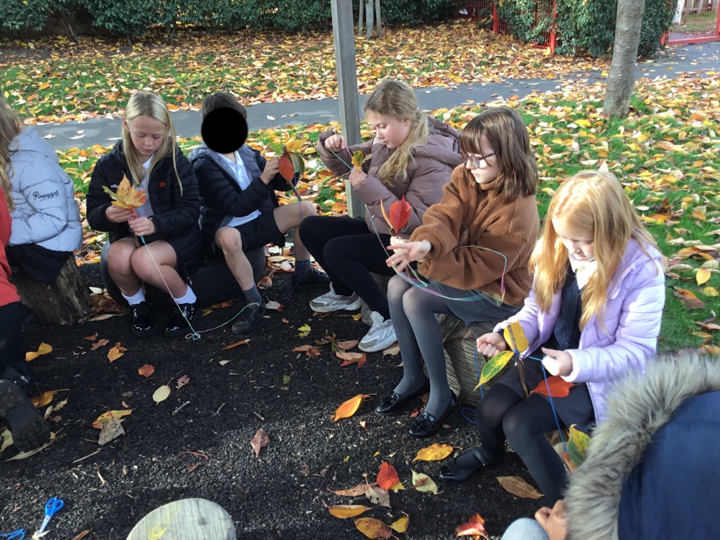 IPMATTowngate's tweet photo. In their first week of Forest School #class56TPA enjoyed collecting natural materials to make their own fireworks. #Eliteforestsch #OutdoorlearningTPA https://t.co/ASqBeyUZUC