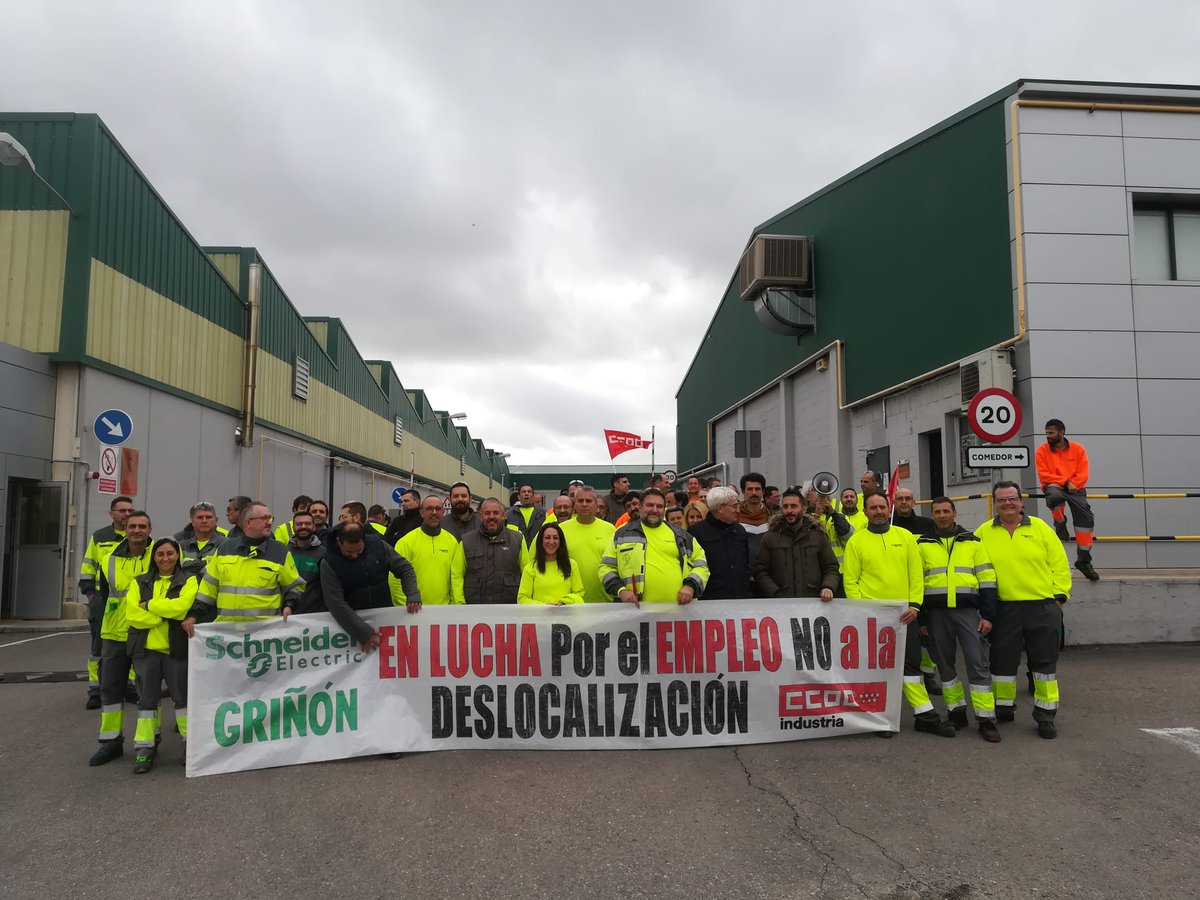 Ante el paro de hoy @SchneiderES suspende la visita a Griñón de los responsables de la deslocalización. En asamblea hemos desconvocado el paro de mañana. ¡¡Plan industrial Ya!! @industriaccooma @CCOOMadrid @CCOOmadridSur @IU_Madrid @palomalopezB  @rne @MasMadrid__ @abrazopartio