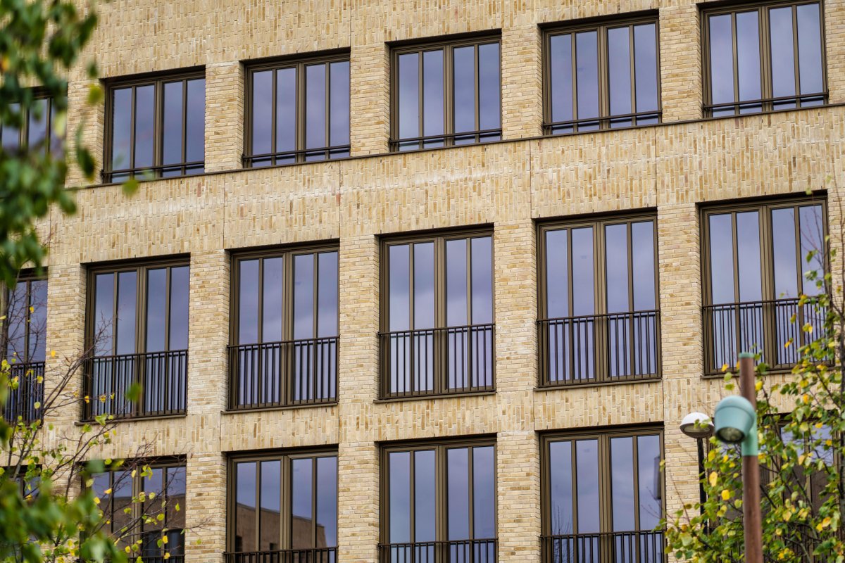 Aan de #GroeneLoper heeft <a href="/BallastNedamDev/">Ballast Nedam Development</a> appartementengebouw De Börgemeister aan Mulleners Vastgoed opgeleverd 🎉
De Börgemeister bestaat uit 34 vrije sector huurappartementen en is gelegen op de hoek van de Pres. Rooseveltlaan en Schepen Roosenstraat.
tinyurl.com/5y67v9ub
