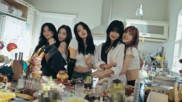 ultseul's tweet image. i really love how they styled the girls maturely but the classic red velvet goofiness still comes through. they’re all dressed to kill in a nice big kitchen while baking things with such terrible terrible vibes that they have to be redacted