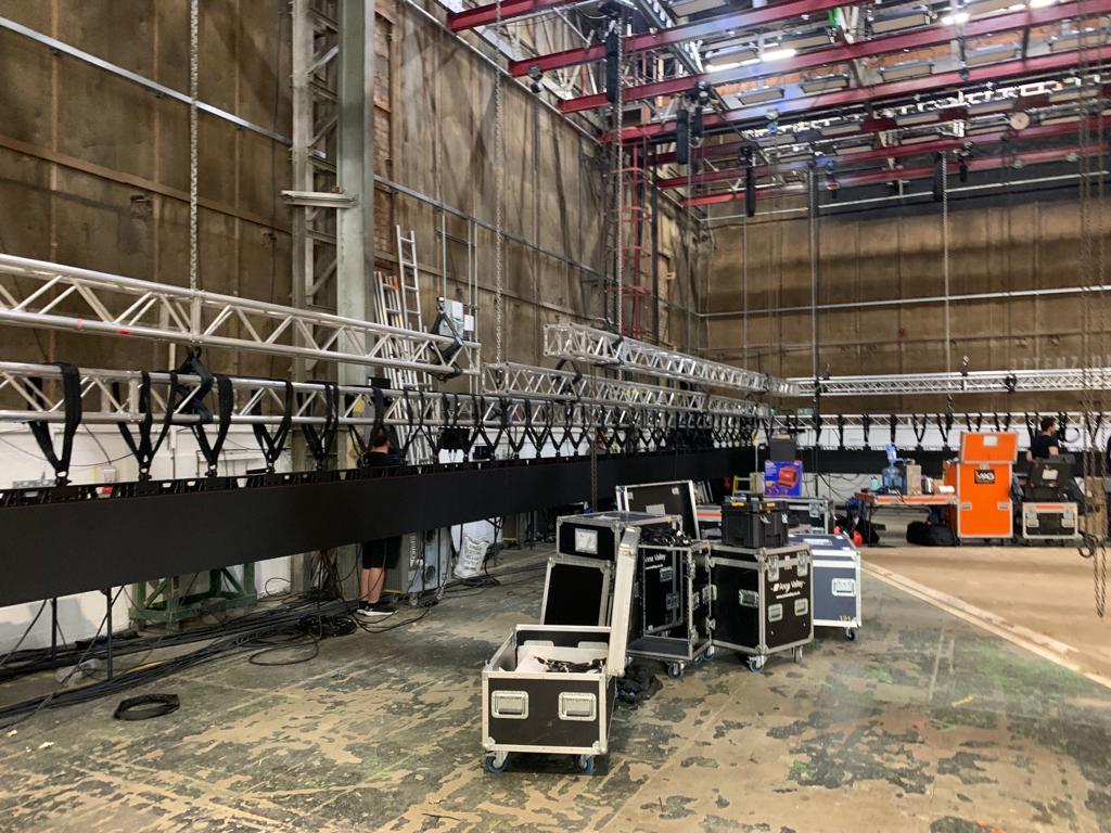 iMAG building on set in the studio for another #VP shoot, using out HDR ROE Visual Black Pearl 2V2 🎬

#virtualproduction #ledwrap #hdr #video #team #studio #film #shoot #digital #projects #filmmaking #imag #icvfx #simulated #travel