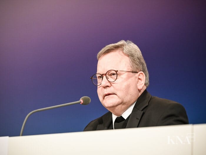 KNA_Newsroom's tweet photo. German bishops will advocate female diaconate in Rome, says vice-president of @dbk_online. The aim in the longer term was also to open up the debate for the ordination of women to the priesthood, bishop Bode added. #adlimina #KNAinternational https://t.co/xzKjTPbYMl