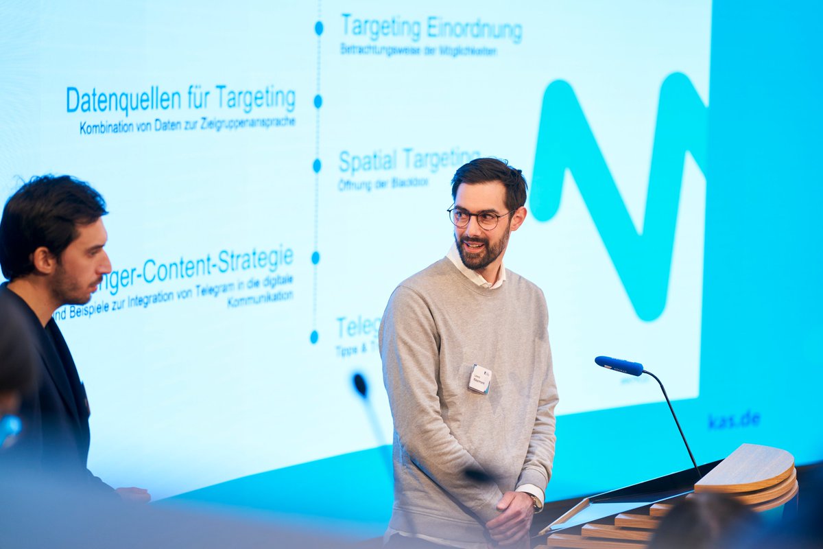 Politsnack_KAS's tweet image. "Social-Media-Targeting muss durchdacht und hinterfragt werden. Denn #Targeting ist nicht da, um etwas nur auszuspielen, sondern um relevante Reichweite zu erzielen", appellieren @KaesermanLorenz &amp;amp; Justus Langer von @CosmonautsKings auf der #ikpk22.