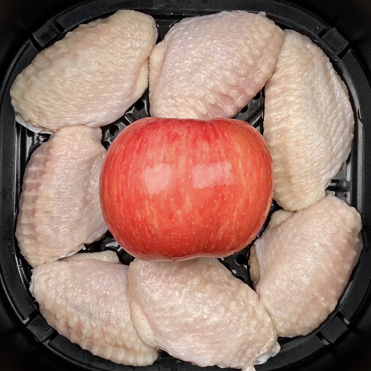fonfondly's tweet photo. ได้กลิ่นหอมออกมาจากรูปภาพเลยใครชอบปีกไก่ฉ่ำๆ แนะนำสูตรนี้เลยหมักกับแอปเปิ้ล น้ำผึ้งคือ 10/10 อร่อยมากทำง่ายมากทำเองได้ แค่ใช่หม้ออบลมร้อนที่บ้านเลย https://t.co/oxIIrX1f7e