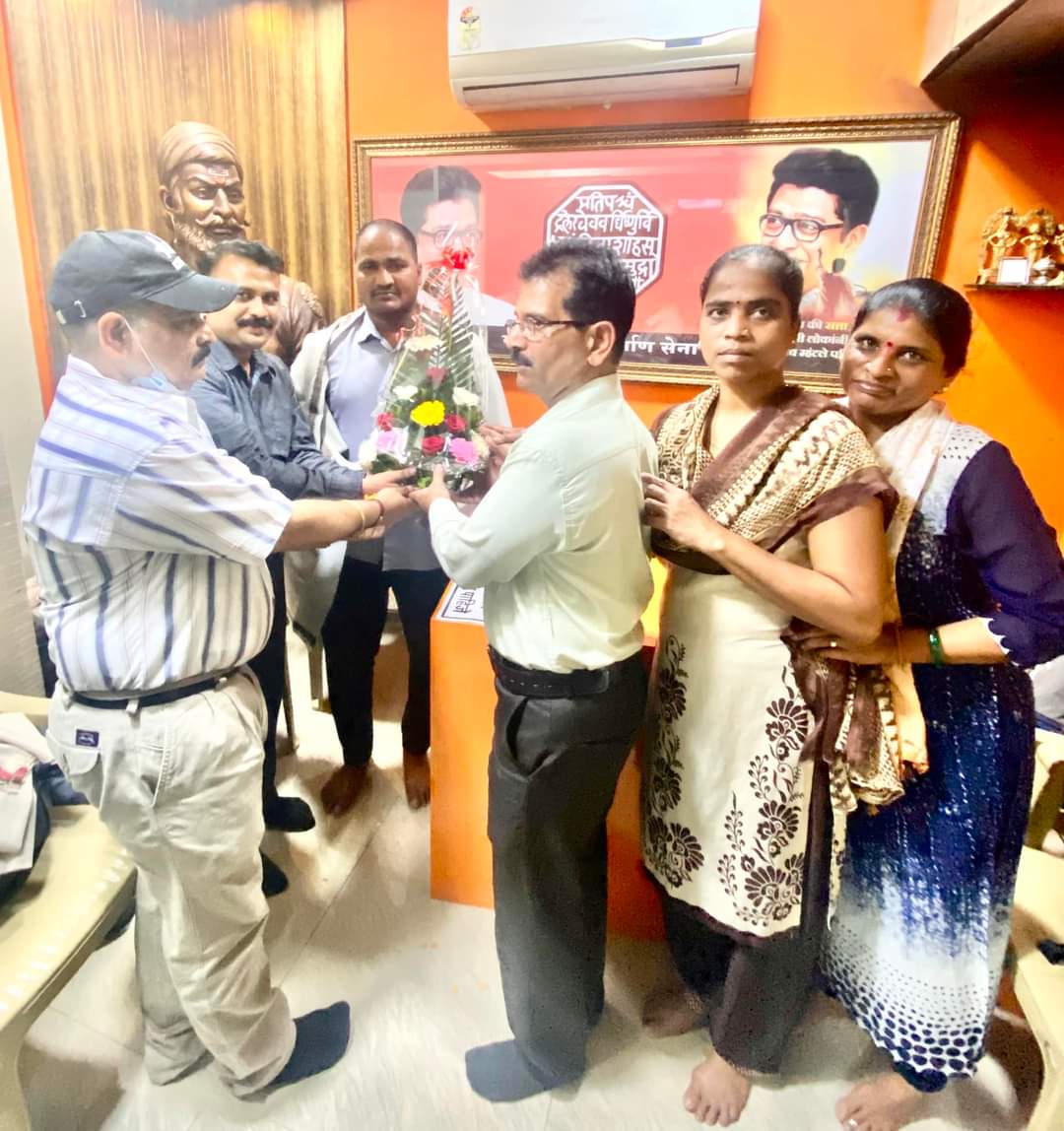 mnsreport9's tweet photo. कामगारांची मनसे;BPCL भारत भवन फोर्ट च्या कामगारांनी महाराष्ट्र नवनिर्माण कामगार सेनेचे चिटणीस रमेश राणे यांची भेट घेऊन कामगारांची गाऱ्हाणे मांडले.
@RajThackeray https://t.co/OH20vE4VXx