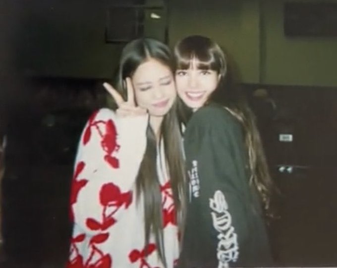 LaliceUpdates's tweet photo. Lisa &amp; @BLACKPINK during send off &amp; soundcheck. (Atlanta D2) 

🔗 https://t.co/RdVLI2L4ZS 

#NETIZENSREPORT #LISA for Asian Celebrity of the Year #ACOTY2022 @thenreport https://t.co/lK0sKBZ5aJ