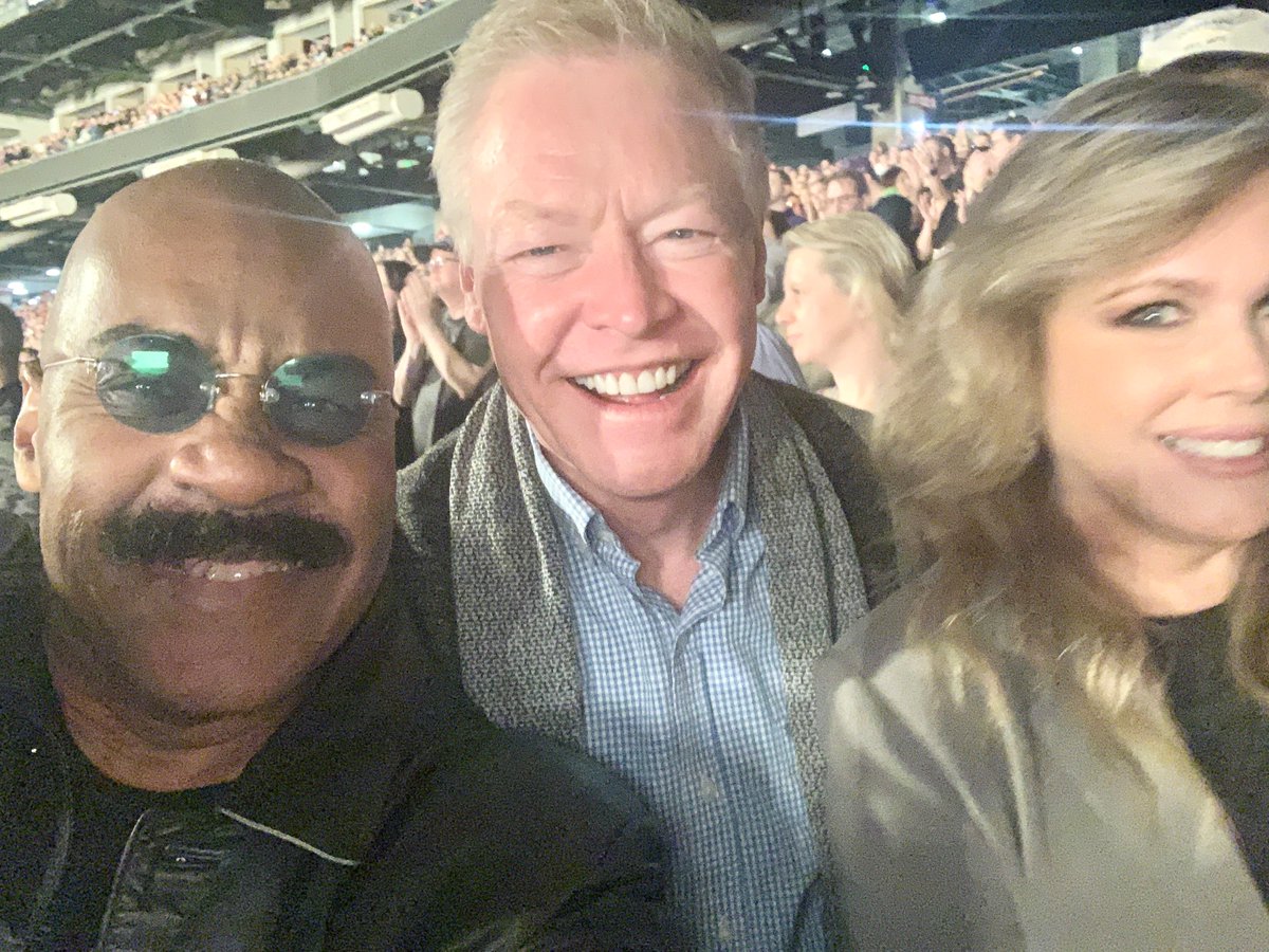 VadaManager's tweet photo. Never believed in a solo lane of🎹🎶– always lauded songwriting talents: from @george_clinton to @jonimitchell to #MJ &amp; @JanetJackson.  Such range allowed me to👏🏾🔥@EltonJohn show. BIG🙏🏾 to @RonHoonFox10 &amp; spouse R -🙏🏾for taking photos! #Media &amp; fmr #PressSecs still cooperating! https://t.co/4VzBejNWBT