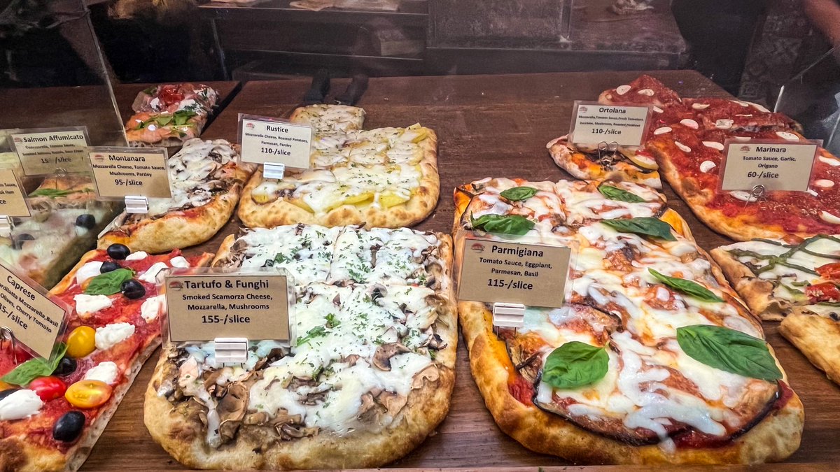 Pala Pizza Romana 🍽️🍕

ร้านพิซซ่าสไตล์อิตาเลียน อยู่ตรง MRT สุขุมวิท ร้านค่อนข้างเล็ก แนะนำให้จองก่อน คนเต็มร้านตลอด

พิซซ่าที่นี่ขายเป็นชิ้น มีให้เลือกตั้งแต่ 50 กว่าบาท ไปจนเกือบ 200 บาท

#อร่อยบอกต่อ