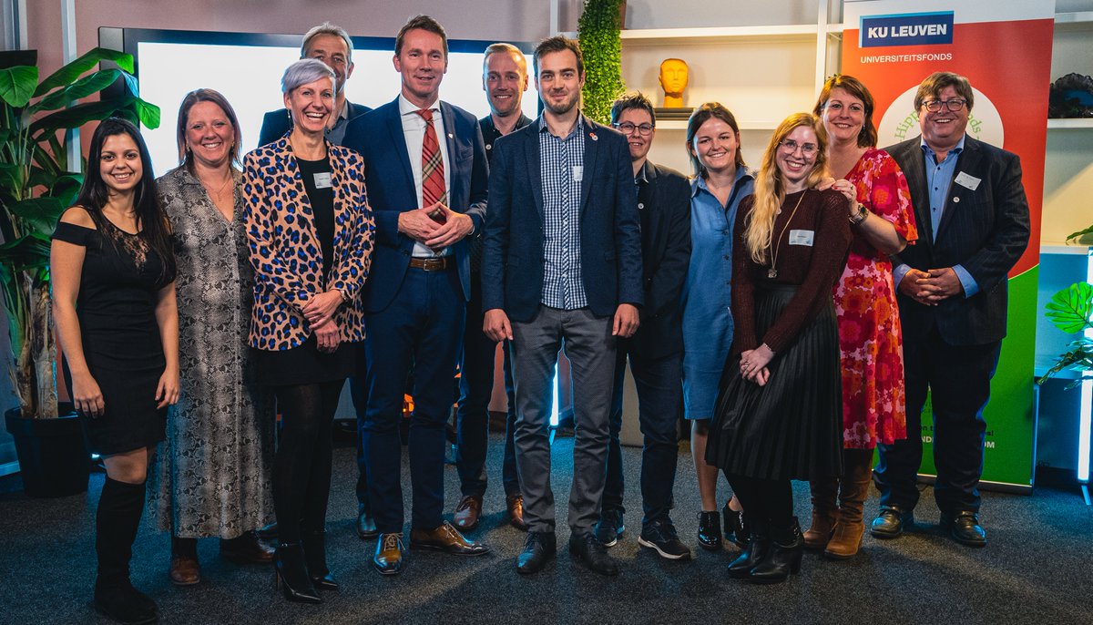 Health House (@healthhousebe) on Twitter photo Vandaag, op Wereld Diabetes Dag, werd onze nieuwe verhaallijn over de slimme diabetesassistent gelanceerd in het bijzijn van minister <a href="/jobrouns1/">Jo Brouns</a>.
Inschrijven voor een rondleiding over de slimme diabetesasssistent kan op 27/11 om 10u00, 13u00 en 15u00 via dagvandewetenschap.be/activiteiten/h… Vandaag, op Wereld Diabetes Dag, werd onze nieuwe verhaallijn over de slimme diabetesassistent gelanceerd in het bijzijn van minister <a href="/jobrouns1/">Jo Brouns</a>.
Inschrijven voor een rondleiding over de slimme diabetesasssistent kan op 27/11 om 10u00, 13u00 en 15u00 via dagvandewetenschap.be/activiteiten/h…