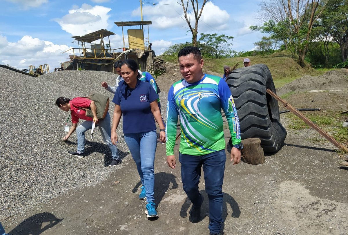 senafim_gob's tweet photo. #SenafimAlDía
#Portuguesa | Los inspectores de #Senafim realizaron una inspección técnica conjunta con @esomepp en los depósitos aluviales del Río Guanare.
Como parte del trabajo que se realiza para que la actividad minera, no afecte el equilibrios ecológico de la naturaleza. https://t.co/0jOLpYi8AV