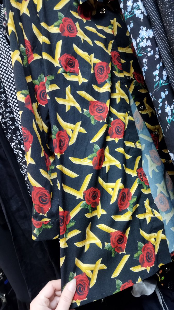 Обожаю всратые принты на вещах в сэкондах