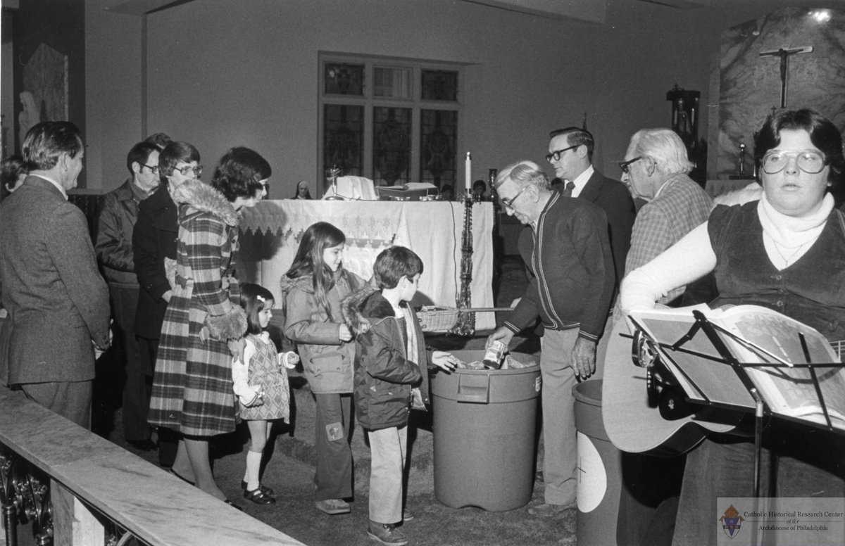 CHRCofAOP's tweet photo. CHRC wishes everyone a Happy Thanksgiving.
Pictured is a Thanksgiving Mass held at St. Martin of Tours parish in 1977. The parishioners held a food drive in which canned goods were brought to the sanctuary during the Offertory Procession.
#catholic #catholichistory #archphilly https://t.co/SvRbIHjJPF