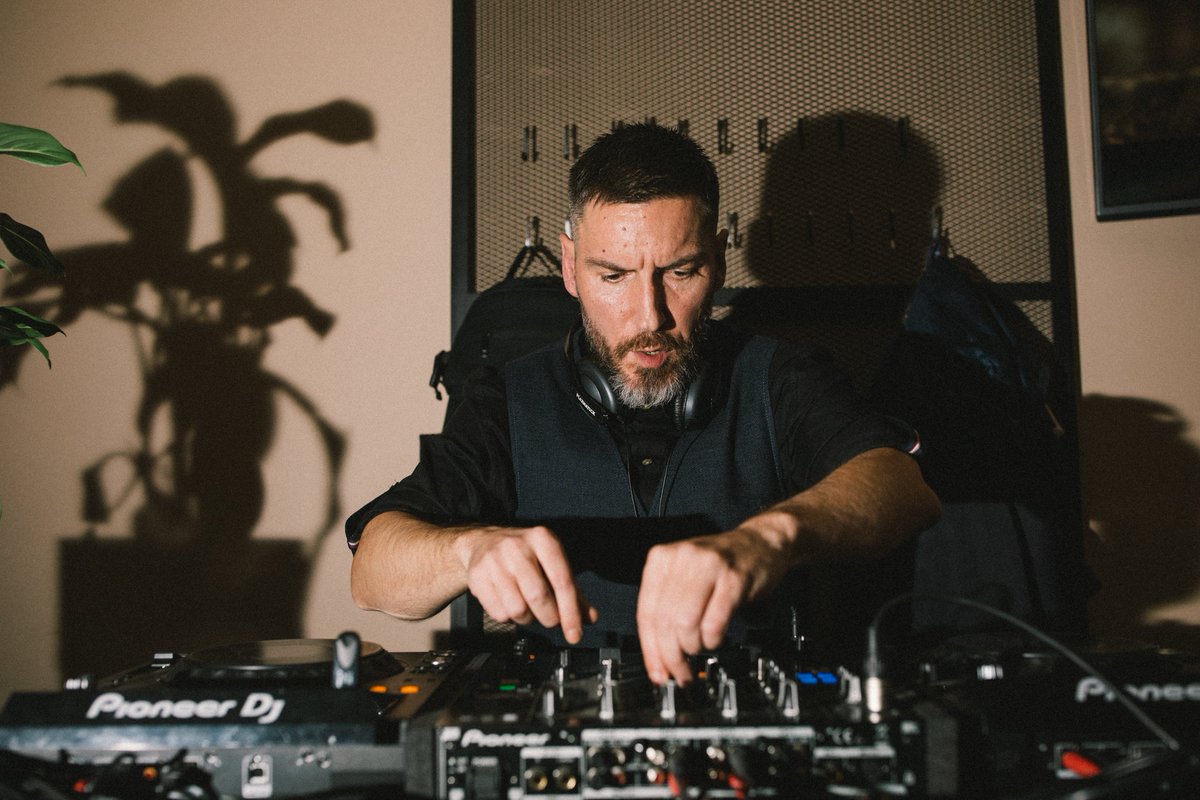 SingularRMRK's tweet photo. Last Friday the amazing @MarkoMihalinec had a launch party for his first #multiresource #NFT albums on Singular!

Check out some of these amazing shots of the night🎛️🎵🔥 https://t.co/OR9aRsjXnQ